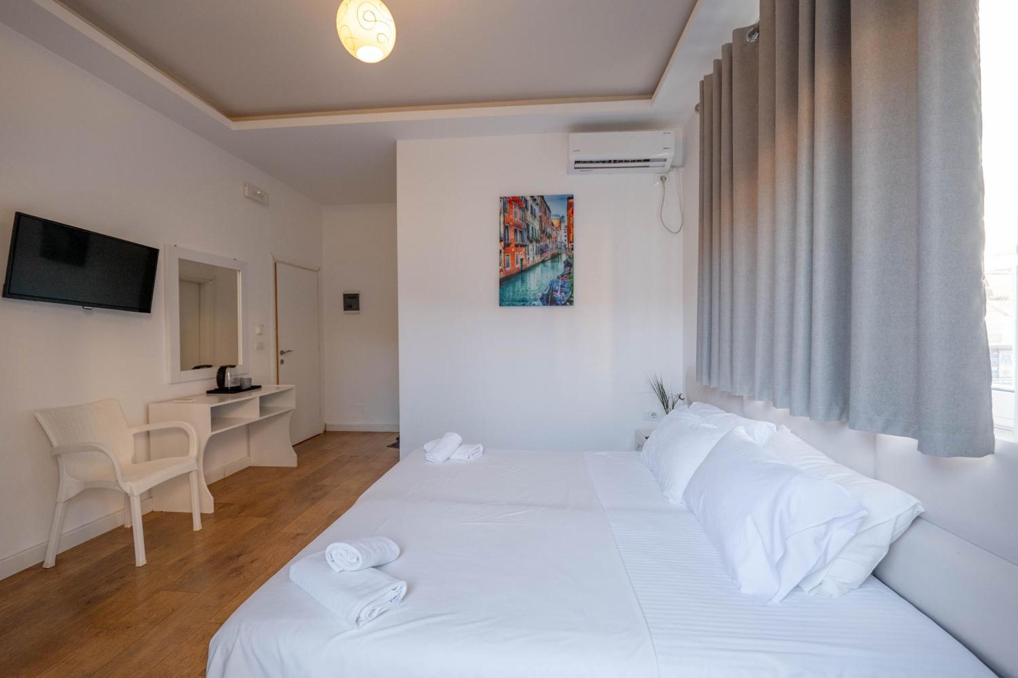 Hotel Myrtai - City Center Саранде Екстериор снимка