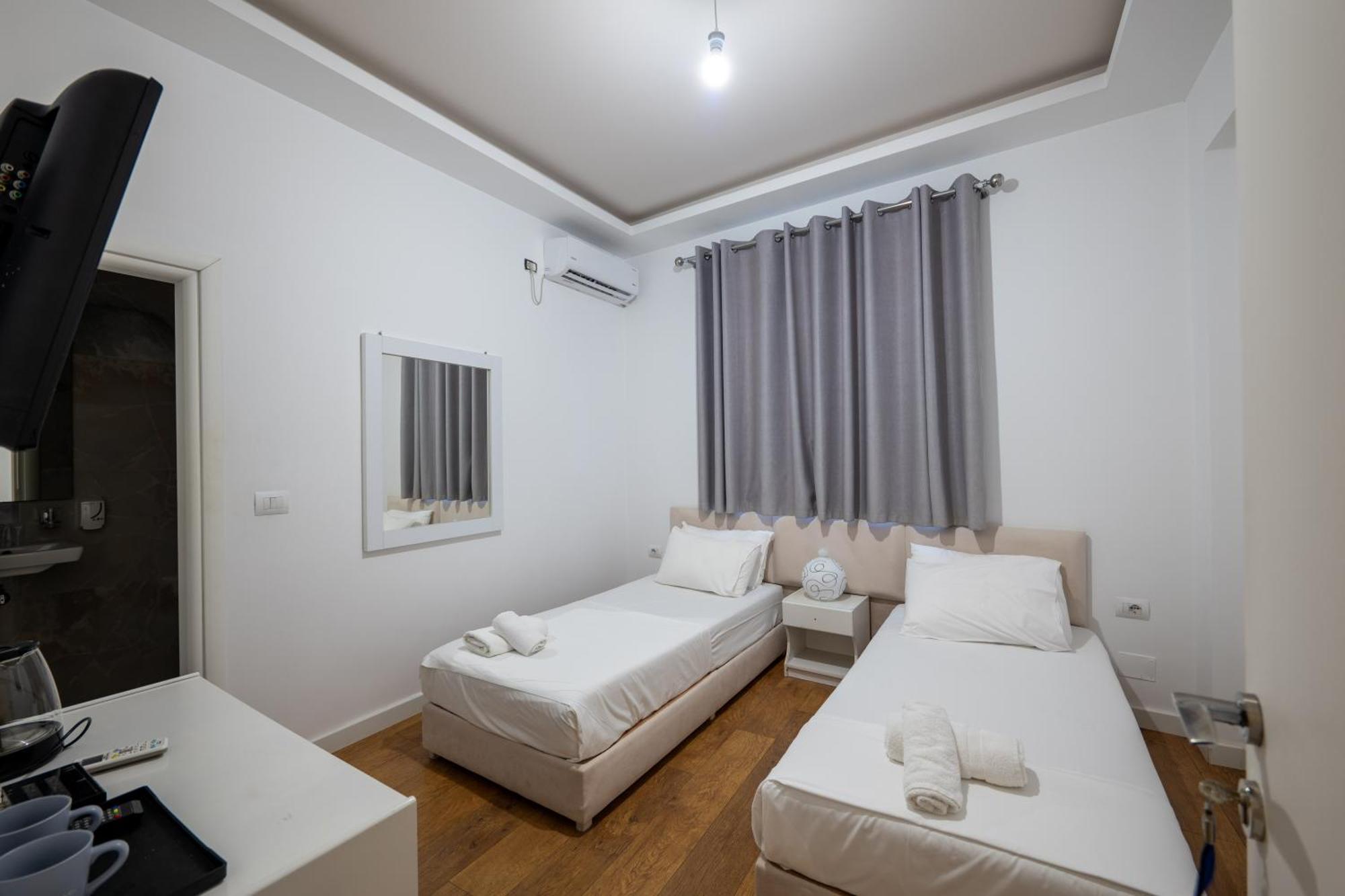 Hotel Myrtai - City Center Саранде Екстериор снимка
